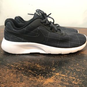 Nike Tanjun SE sneakers - size 7Y